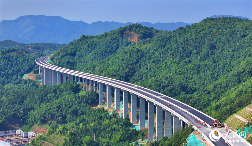 贛州市上猶縣陡水鎮的遂大高速上猶江特大橋項目施工現場，工人在進行大橋收尾施工。人民網 朱海鵬攝