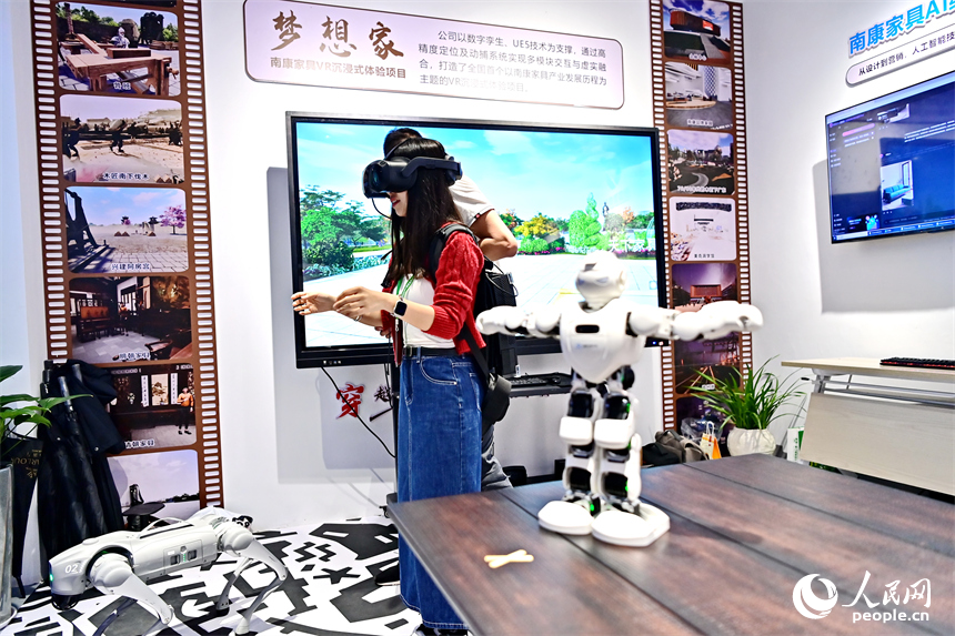 贛州市南康區家居小鎮會展中心，觀眾在中國綠色家居展覽館參觀體驗綠色家居產品。人民網 朱海鵬攝