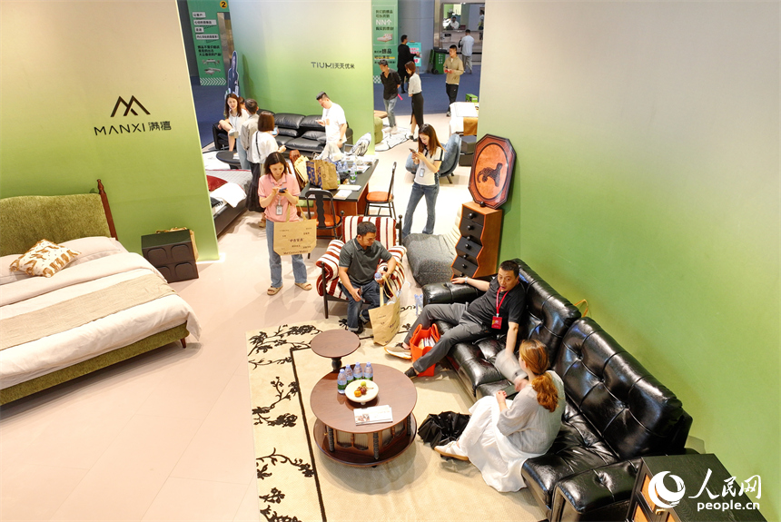 贛州市南康區家居小鎮會展中心，觀眾在中國綠色家居展覽館參觀體驗綠色家居產品。人民網 朱海鵬攝