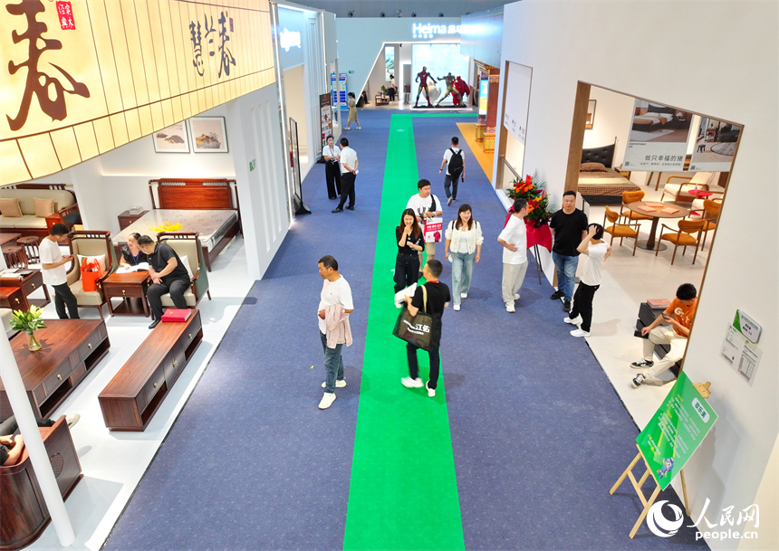 贛州市南康區家居小鎮會展中心，觀眾在中國綠色家居展覽館參觀體驗綠色家居產品。人民網 朱海鵬攝