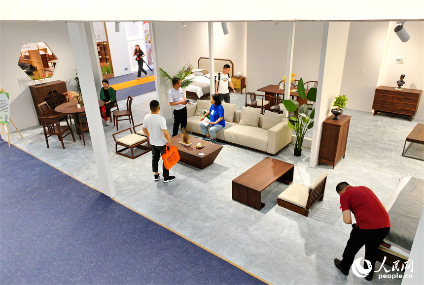 贛州市南康區家居小鎮會展中心，觀眾在中國綠色家居展覽館參觀體驗綠色家居產品。人民網 朱海鵬攝