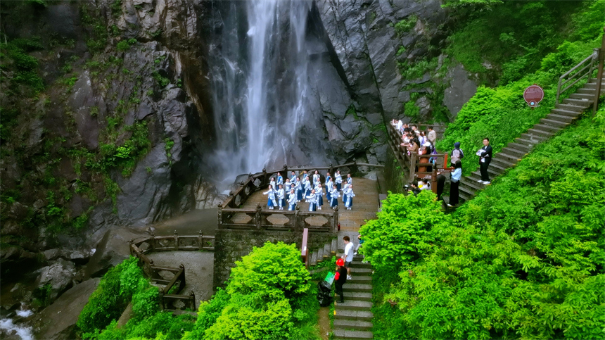 孩子們用天籟童聲唱響《玉盤》。陳旅攝