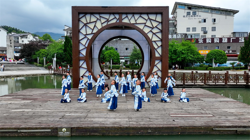 孩子們用天籟童聲唱響《玉盤》。陳旅攝