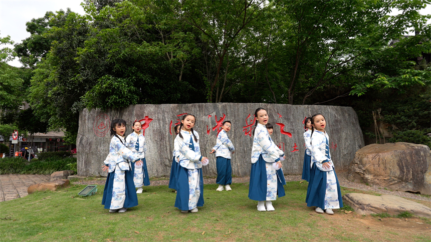 孩子們用天籟童聲唱響《玉盤》。陳旅攝