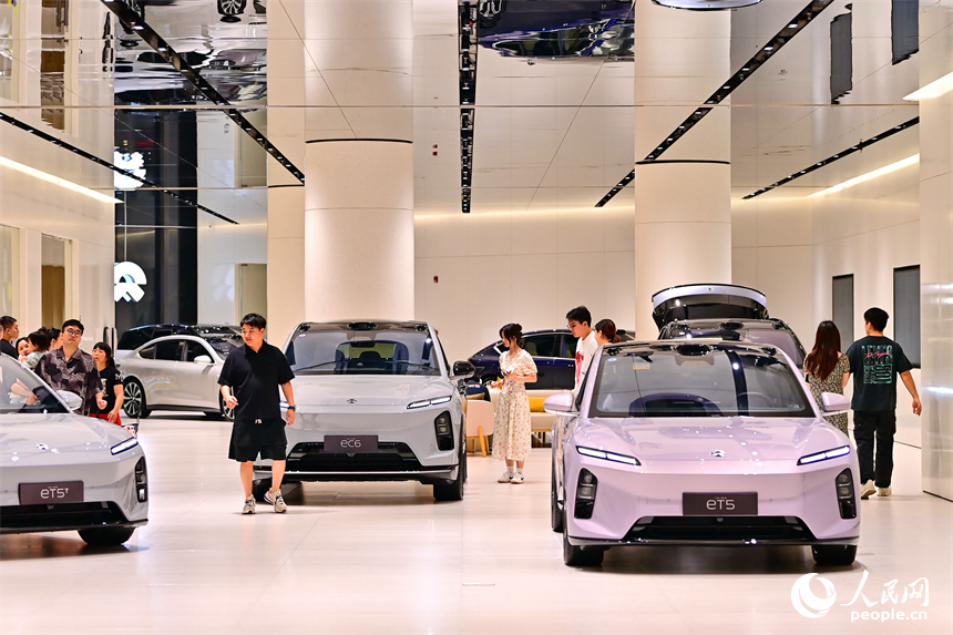 顧客在了解選購車型，咨詢汽車“以舊換新”補貼政策。人民網 朱海鵬攝