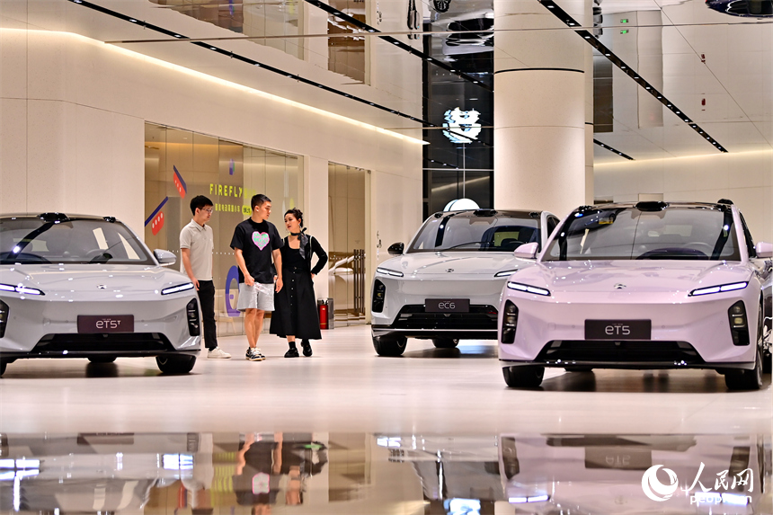 顧客在了解選購車型，咨詢汽車“以舊換新”補貼政策。人民網 朱海鵬攝