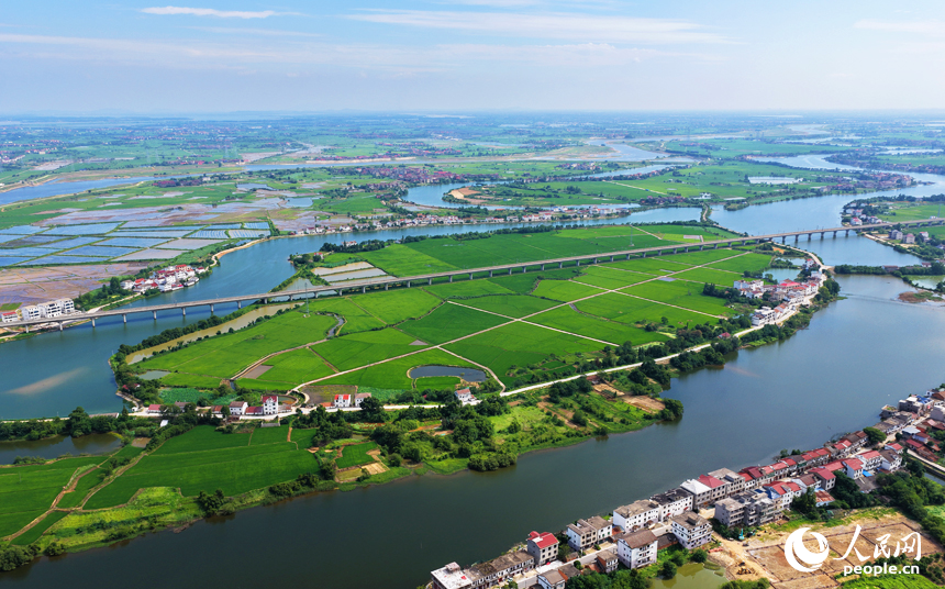 南昌縣涇口鄉，廣袤的田野與村落、公路、河流共同構成一幅美麗的鄉村畫卷。人民網記者 毛思遠攝