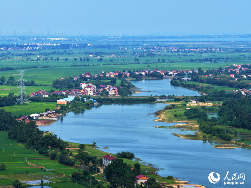 南昌縣涇口鄉，廣袤的田野與村落、公路、河流共同構成一幅美麗的鄉村畫卷。人民網記者 毛思遠攝