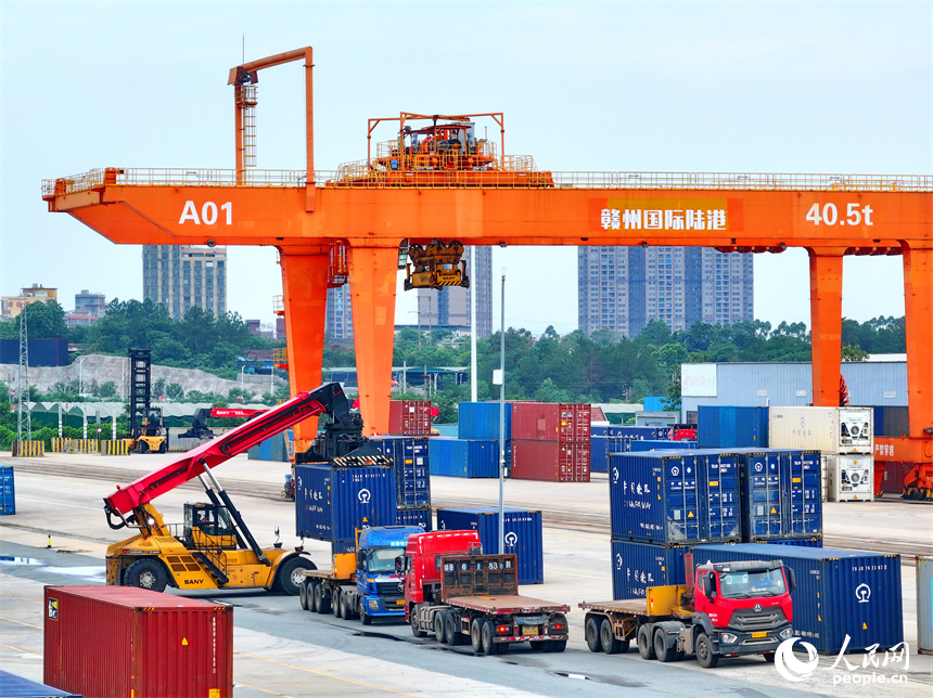 贛州國際陸港的鐵海聯運集裝箱裝卸運輸作業有序進行。人民網 朱海鵬攝
