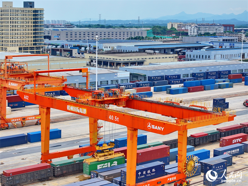 贛州國際陸港的鐵海聯運集裝箱裝卸運輸作業有序進行。人民網 朱海鵬攝