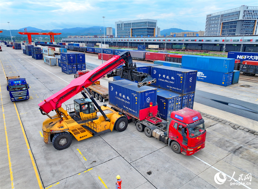 贛州國際陸港的鐵海聯運集裝箱裝卸運輸作業有序進行。人民網 朱海鵬攝