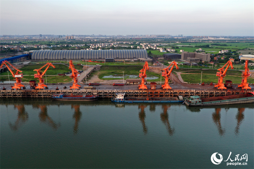 姚灣綜合碼頭上吊機正在裝卸貨船上的電煤。人民網記者 時雨攝