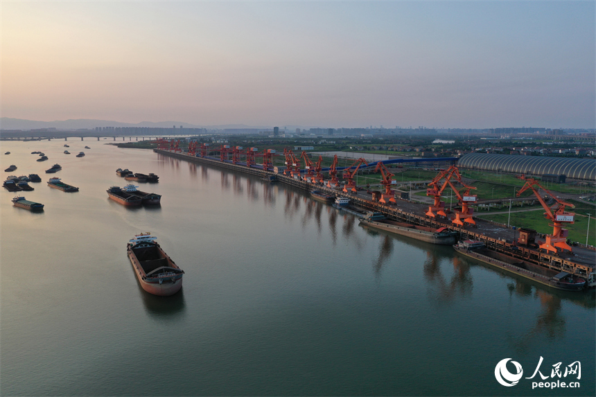 姚灣綜合碼頭上吊機正在裝卸貨船上的電煤。人民網記者 時雨攝