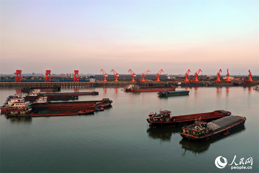 姚灣綜合碼頭旁的水面上停泊著貨輪。人民網記者 時雨攝