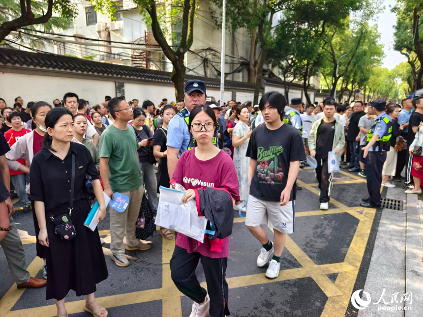 參加高考的考生走進考點。人民網記者 時雨攝