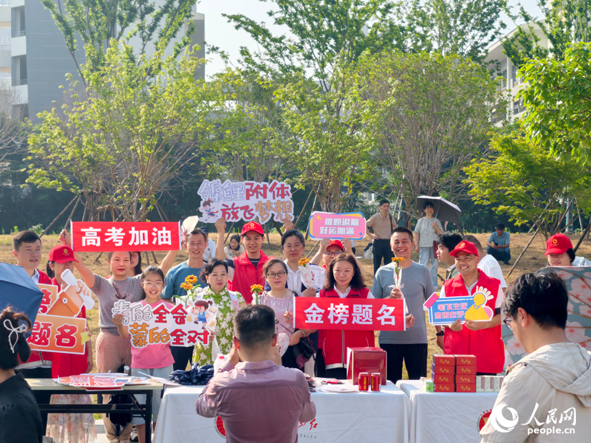 參加高考的考生走進考點。人民網記者 時雨攝