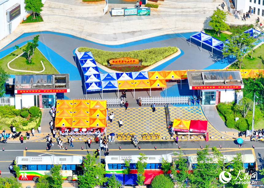 贛州市第十五中學考點周邊秩序井然，考生們胸有成竹地步入考點。人民網 朱海鵬攝