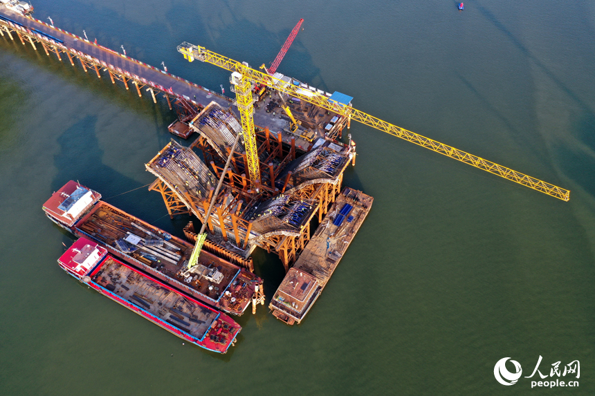 昌南大橋的施工現場塔吊林立，施工人員在汛期搶抓工期，為大橋建設按下“快進鍵”。人民網記者 時雨攝