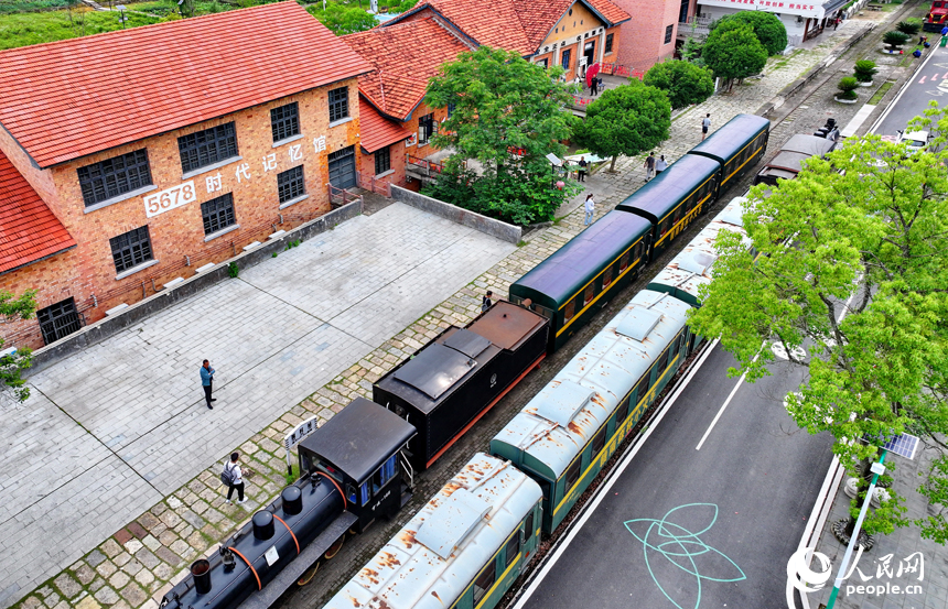 上猶縣梅水鄉，游客在站臺搭乘森林小火車，暢游綠色生態和美鄉村。 人民網 朱海鵬攝
