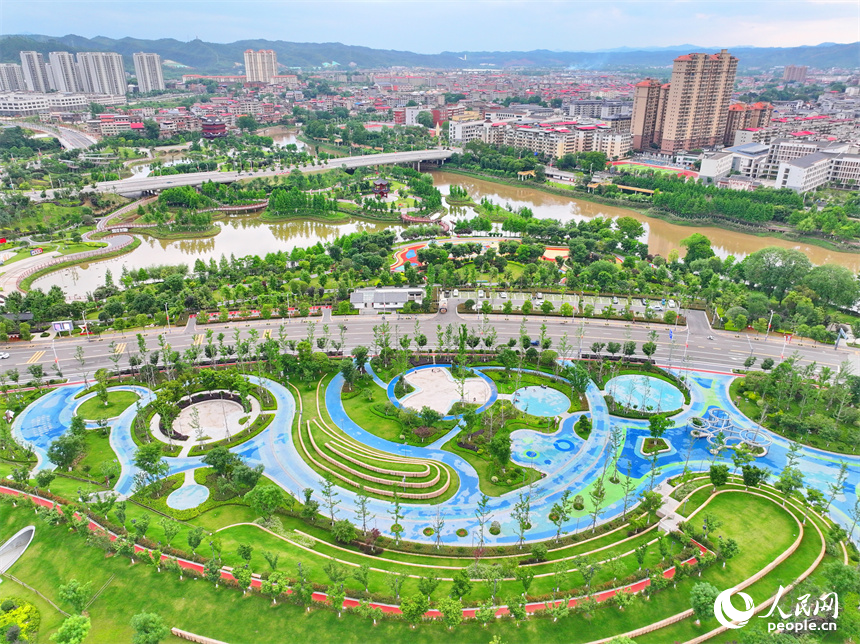 瑞金市象湖鎮金瑞灣公園，樹木郁郁蔥蔥，游步道、兒童游樂區、球場設施齊全，吸引許多市民前來健身游玩。人民網 朱海鵬攝