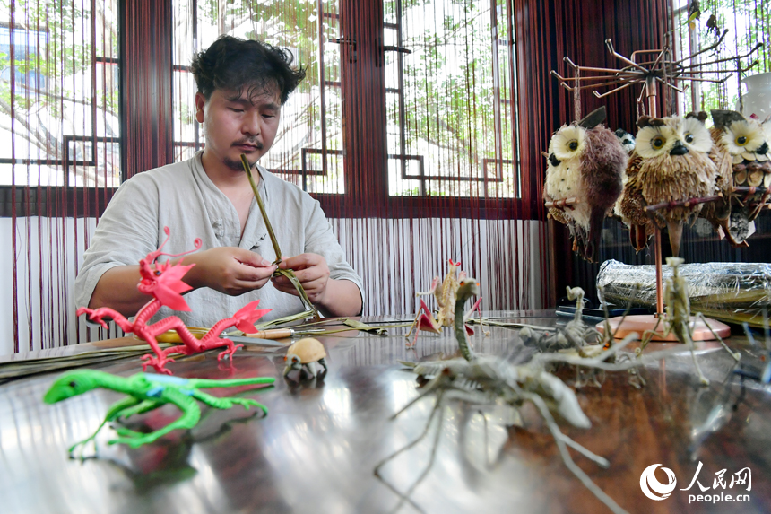 非物質文化遺產代表性傳承人正在集市現場展示流湖棕編技藝。人民網記者 時雨攝