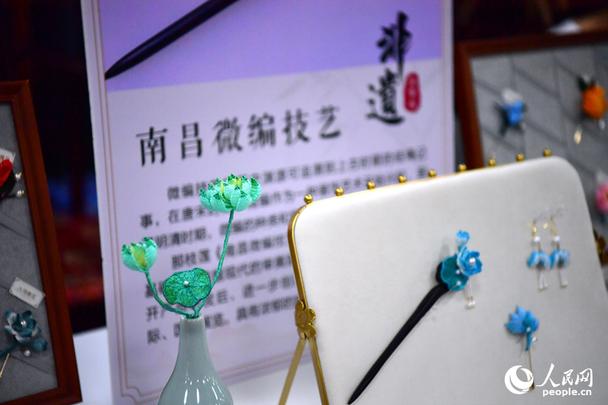 集市現場展出的非遺作品。人民網記者 時雨攝