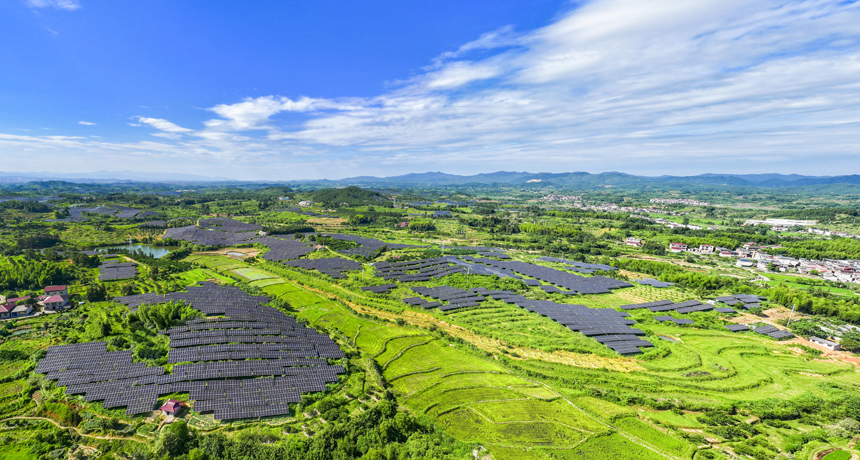 南豐縣桑田鎮古城村，鱗次櫛比的太陽能光伏板與青山綠樹、村莊田園相互映襯，大地猶如披上藍色“外衣”。謝東攝