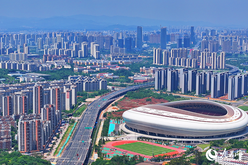 贛州市贛南大道潭東立交上的車輛往來穿梭。人民網 朱海鵬攝