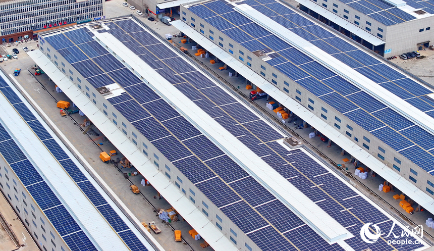 贛州市南康區贛州國際陸港物流企業廠房屋頂，太陽能光伏發電板依次排列、熠熠生輝。人民網 朱海鵬攝