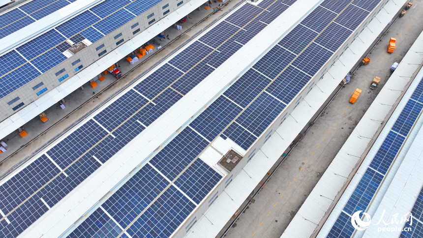 贛州市南康區贛州國際陸港物流企業廠房屋頂，太陽能光伏發電板依次排列、熠熠生輝。人民網 朱海鵬攝