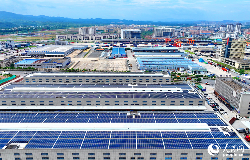 贛州市南康區贛州國際陸港物流企業廠房屋頂，太陽能光伏發電板依次排列、熠熠生輝。人民網 朱海鵬攝