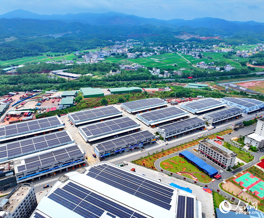 贛州市南康區贛州國際陸港物流企業廠房屋頂，太陽能光伏發電板依次排列、熠熠生輝。人民網 朱海鵬攝