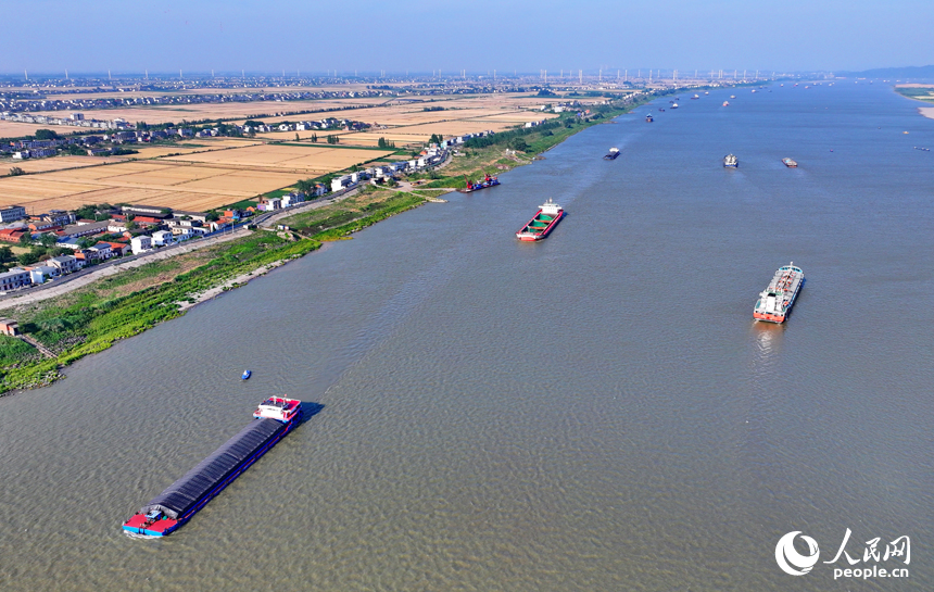 九江市柴桑區江洲鎮的長江段航道，運輸船舶有序航行。人民網 朱海鵬攝