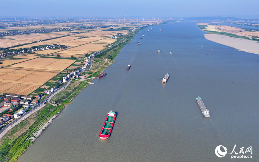 九江市柴桑區江洲鎮的長江段航道，運輸船舶有序航行。人民網 朱海鵬攝