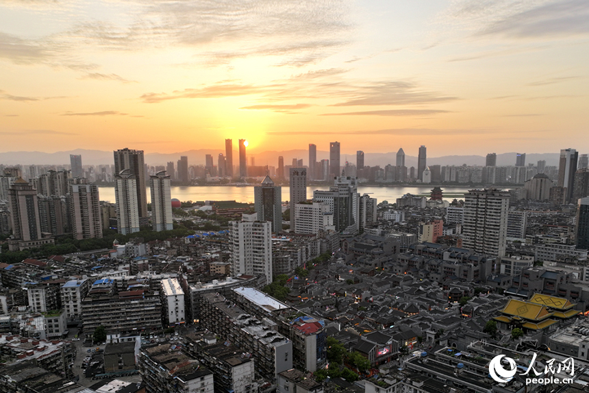 夕陽西下造就“醉美”晚霞。人民網記者 時雨攝