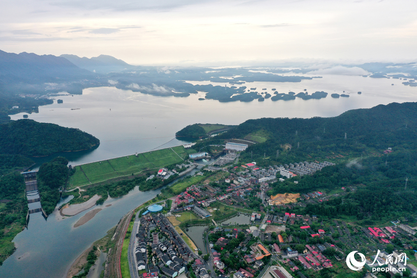 武寧縣廬山西海寬闊的水面碧波蕩漾，兩岸青山如黛，構成一幅美麗的生態畫卷。人民網記者 時雨攝