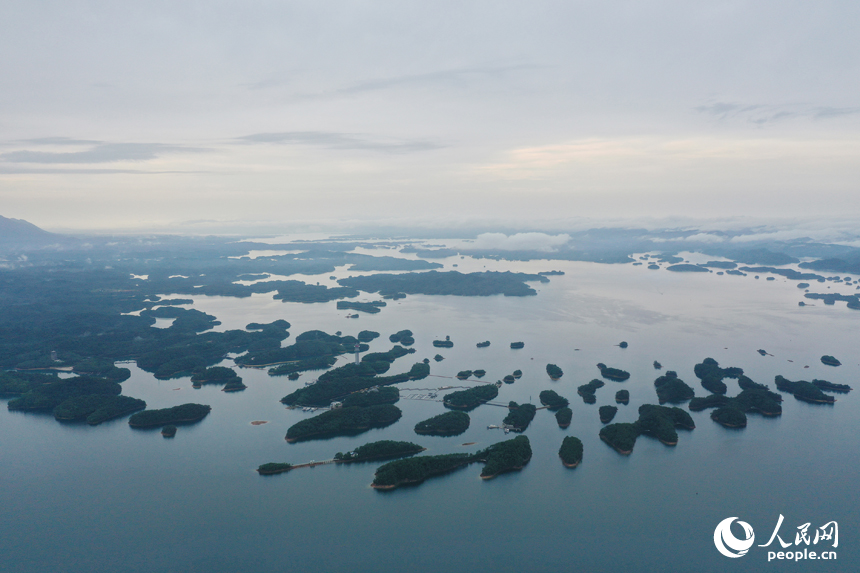 武寧縣廬山西海中形態各異的島嶼在雨后被云霧環繞。人民網記者 時雨攝