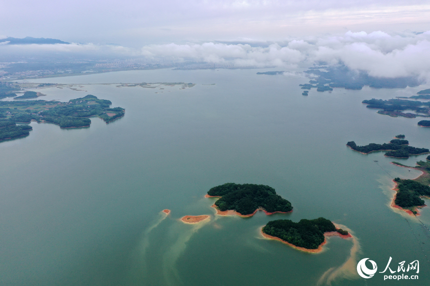 武寧縣廬山西海中形態各異的島嶼在雨后被云霧環繞。人民網記者 時雨攝