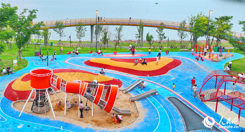 南昌市紅谷灘區贛江市民公園，漫游長廊、休閑步道、兒童樂園等功能型、游樂類設施成為市民健身鍛煉的好去處。人民網 朱海鵬攝