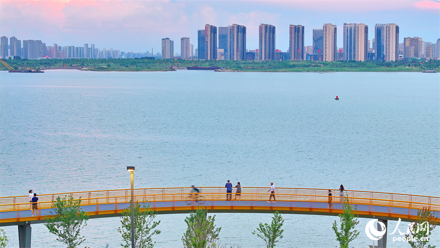 南昌市紅谷灘區贛江市民公園，漫游長廊、休閑步道、兒童樂園等功能型、游樂類設施成為市民健身鍛煉的好去處。人民網 朱海鵬攝