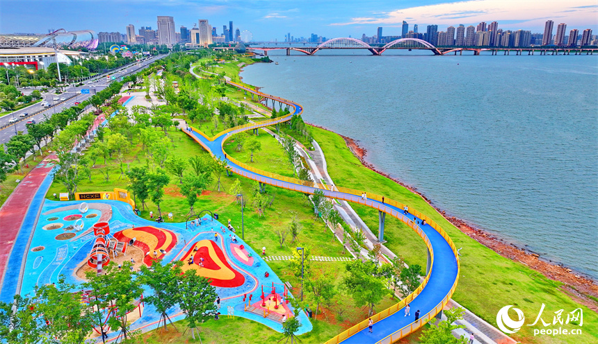 南昌市紅谷灘區贛江市民公園，漫游長廊、休閑步道、兒童樂園等功能型、游樂類設施成為市民健身鍛煉的好去處。人民網 朱海鵬攝