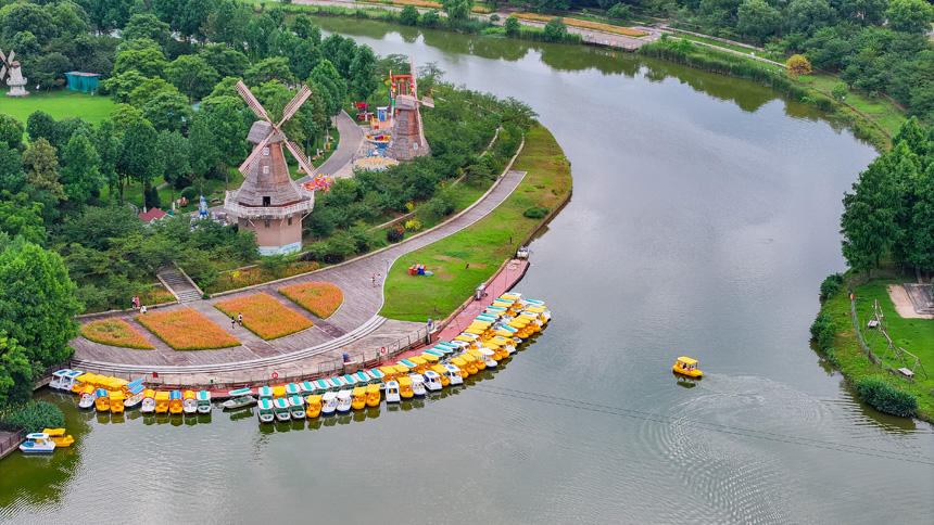 2025年6月14日，江西省撫州市三翁花園里，樹木郁郁蔥蔥，花園觀賞、游步道、水上游樂等設施齊全，吸引許多市民前來游玩。郭昊攝