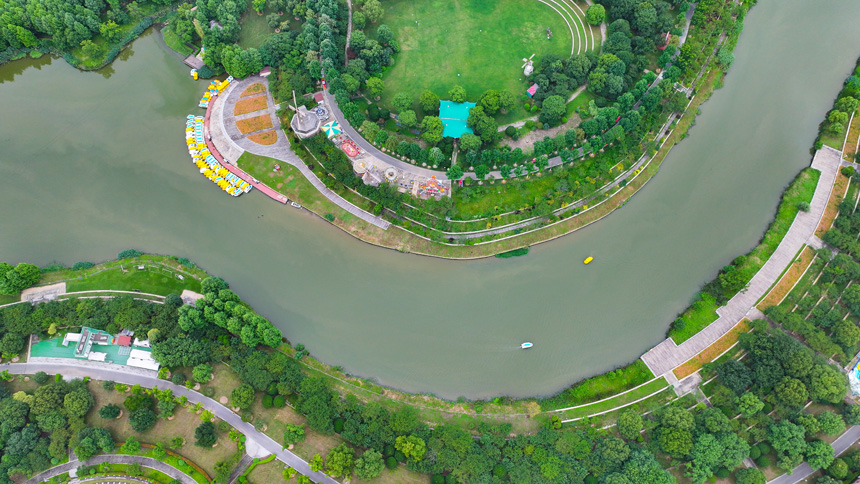 2025年6月14日，江西省撫州市三翁花園里，樹木郁郁蔥蔥，花園觀賞、游步道、水上游樂等設施齊全，吸引許多市民前來游玩。郭昊攝