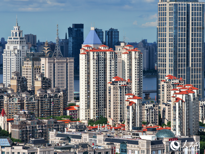 云海之下，高樓、街道與公園、河流相互交織，構成一幅秀美的都市生態畫卷。人民網記者 毛思遠攝