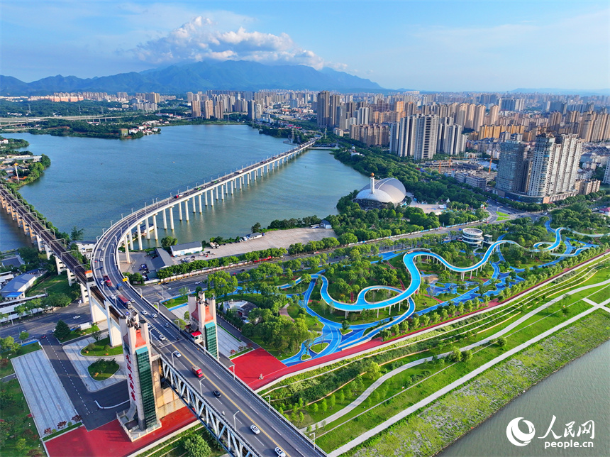 長江國家文化公園九江城區段，蜿蜒的游步道與周邊建筑、綠樹、碧水相映成景。人民網 朱海鵬攝