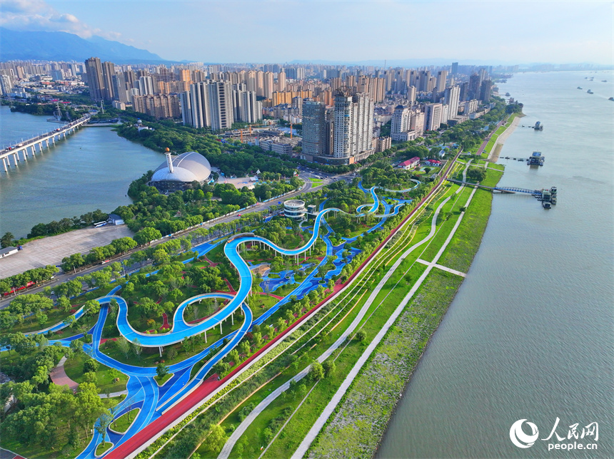 長江國家文化公園九江城區段，蜿蜒的游步道與周邊建筑、綠樹、碧水相映成景。人民網 朱海鵬攝