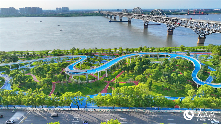 長江國家文化公園九江城區段，蜿蜒的游步道與周邊建筑、綠樹、碧水相映成景。人民網 朱海鵬攝
