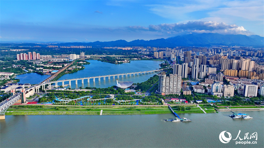 長江國家文化公園九江城區段，蜿蜒的游步道與周邊建筑、綠樹、碧水相映成景。人民網 朱海鵬攝