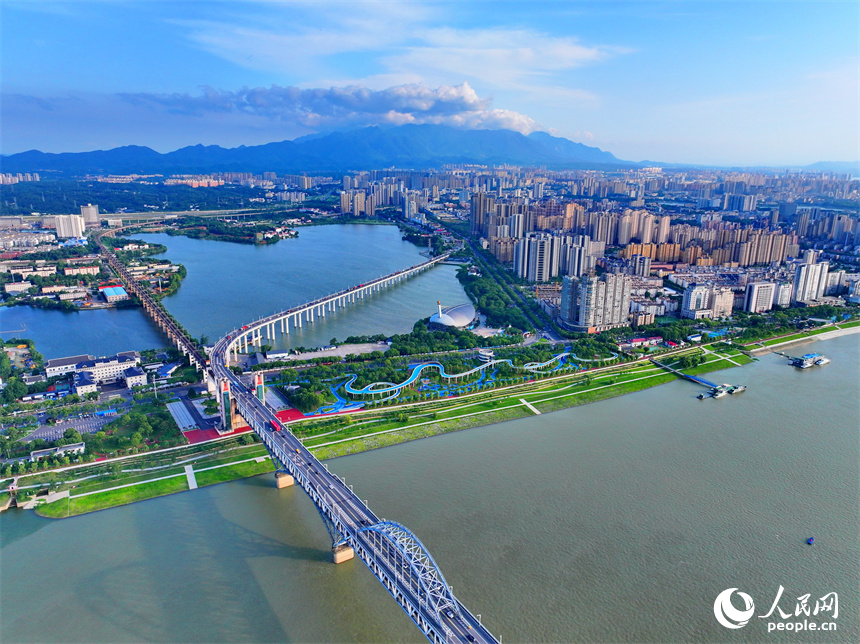 長江國家文化公園九江城區段，蜿蜒的游步道與周邊建筑、綠樹、碧水相映成景。人民網 朱海鵬攝