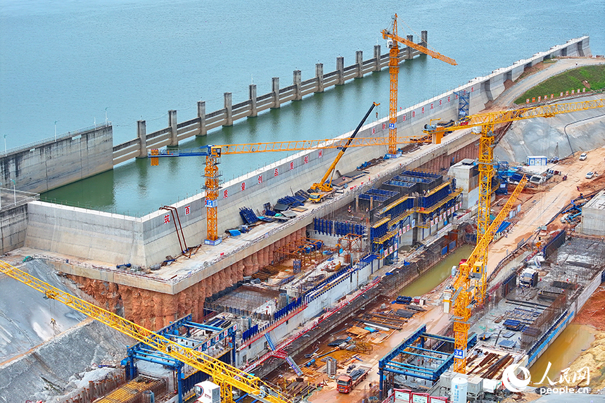豐城市贛江龍頭山樞紐二線船閘項目工地塔吊林立，工人在進行航道船閘混凝土澆筑。人民網 朱海鵬攝